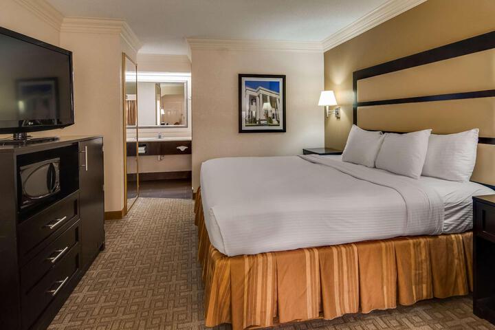 1 King Bed Microwave and Refrigerator WiFi Full Breakfast (4 of 6)
