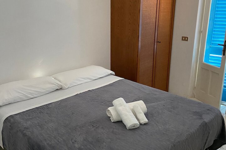 Room 3 of 87