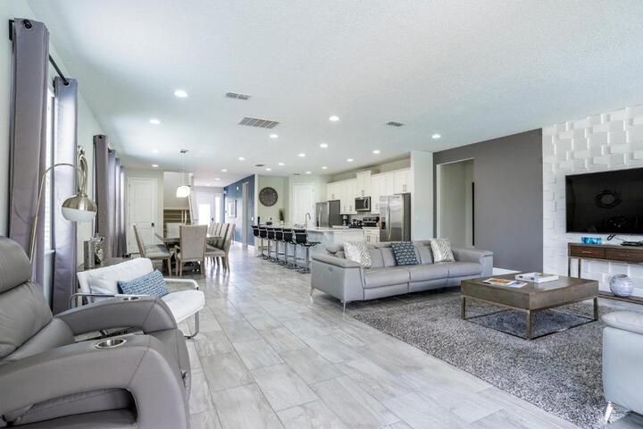 Upscale Modern Getaway home with heated pool / hot tub 9 beds 8.5 bath Sleeps 18+ in Orlando, FL