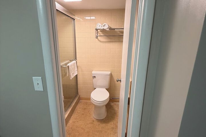 Room 4 of 9