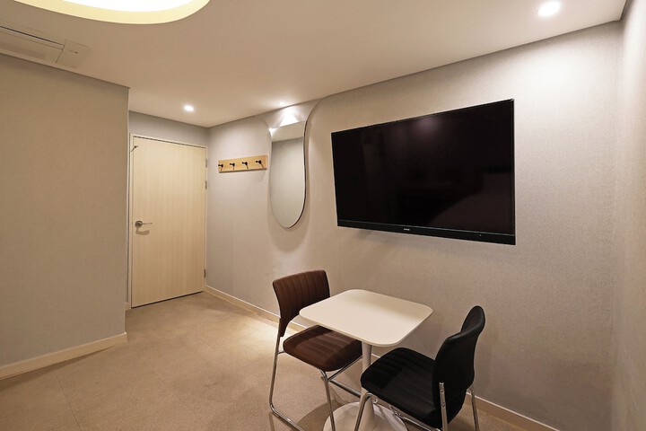 Room 13 of 44
