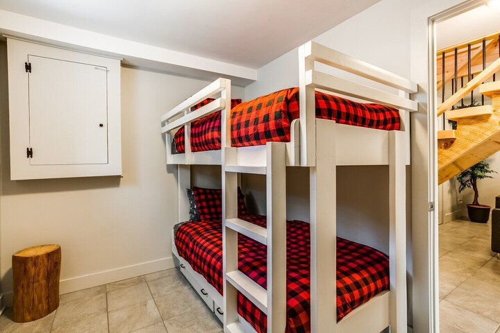 Room 3 of 23