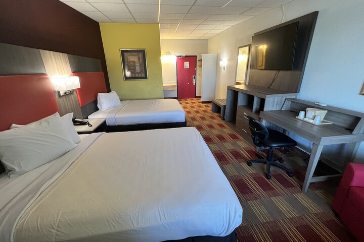 1 Queen Bed (4 of 9)