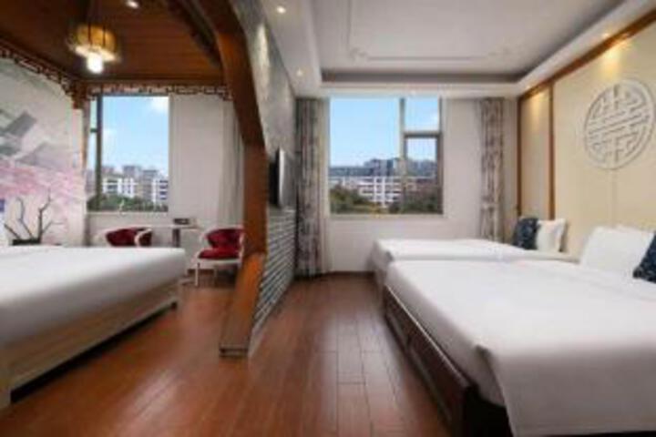 Room 8 of 9