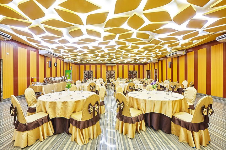 Ballroom/Hall 11 of 17