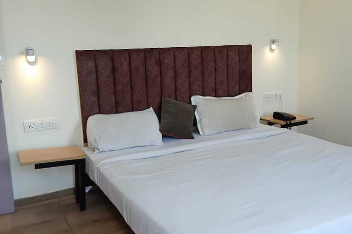 Room 8 of 12