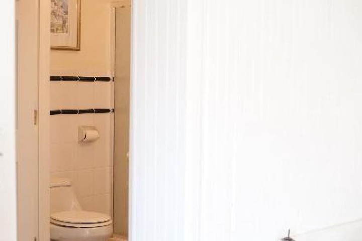 Room 6 of 74