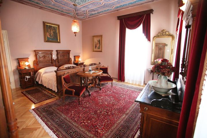 Room 8 of 33