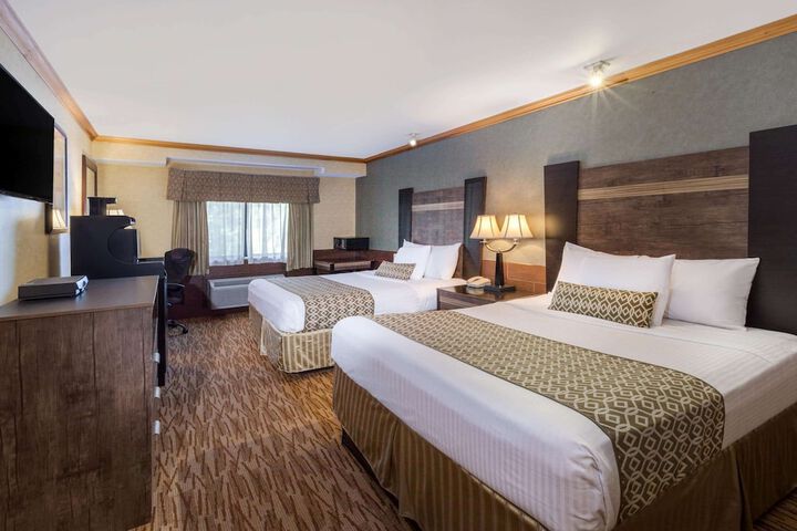 2 Queen Beds (5 of 8)