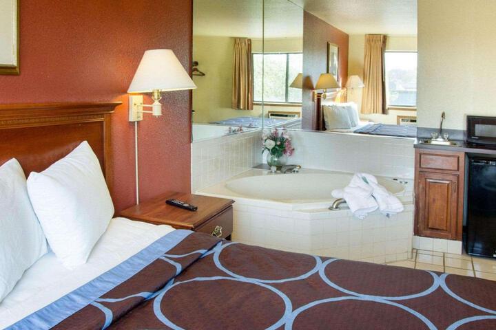 1 Queen Bed Accessible (8 of 10)