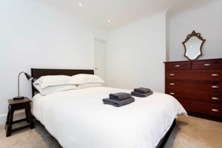 Room 8 of 12