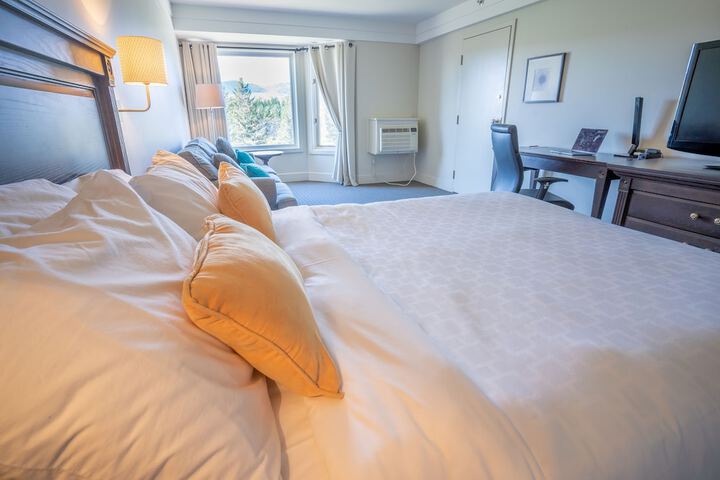 1 Queen Bed (4 of 19)