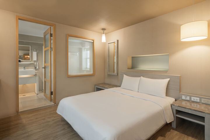 Room 10 of 28