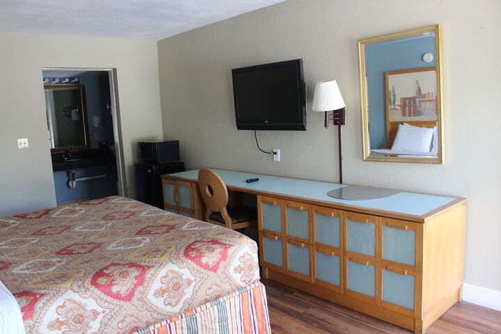 Economy King Bed (4 of 10)