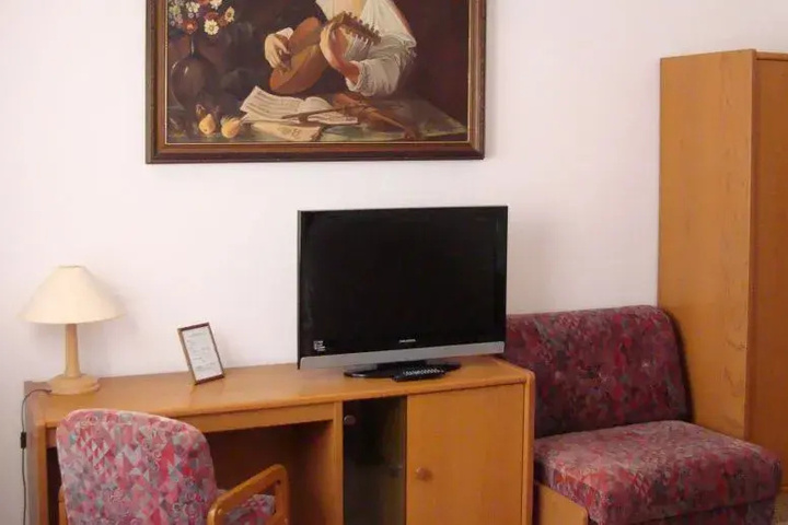 Room 6 of 10