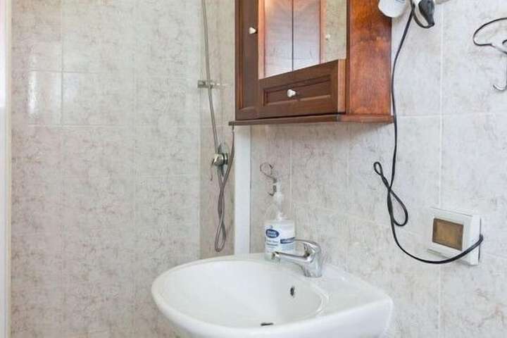 Room 5 of 27