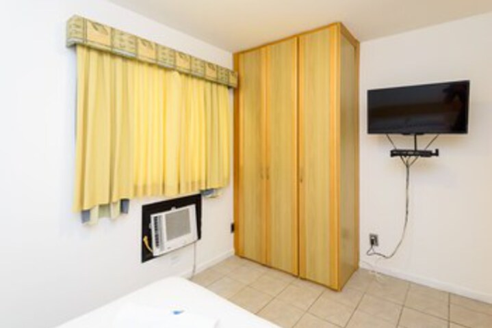 Room 28 of 33