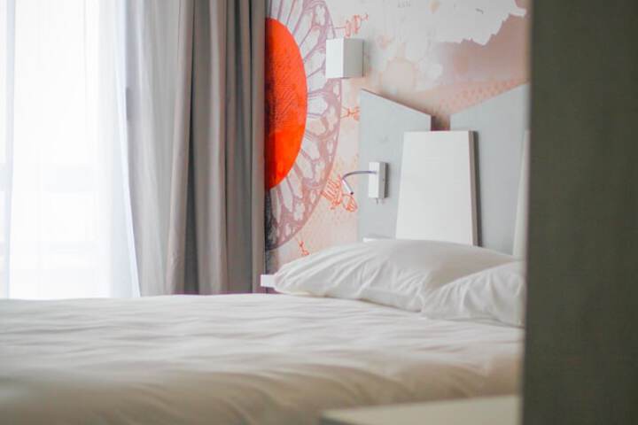 Room 42 of 143