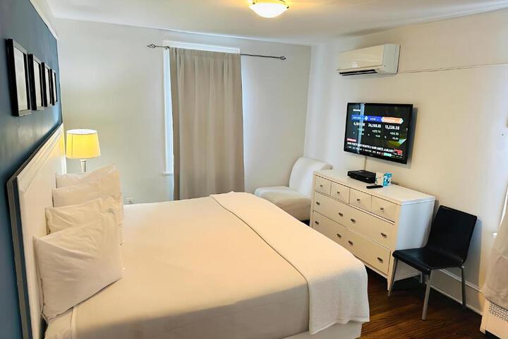 Standard | King Bed (5 of 7)