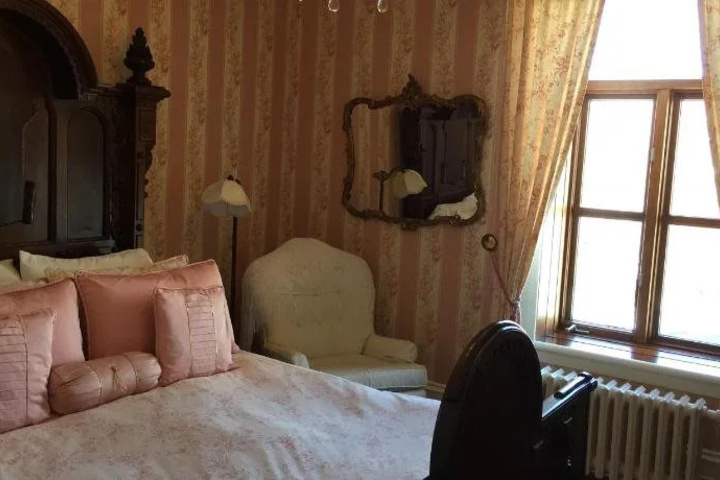 Room 3 of 16