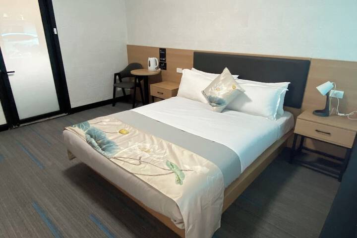 Room 14 of 28