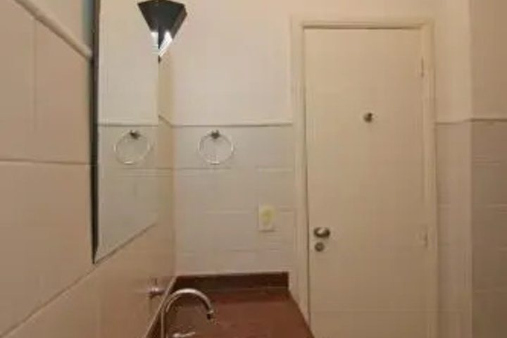 Room 4 of 8