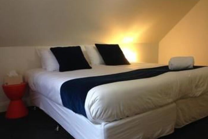 Room 5 of 16