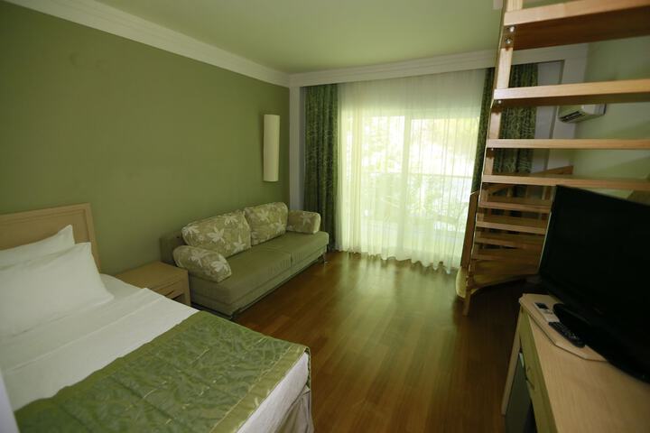 Room 8 of 32