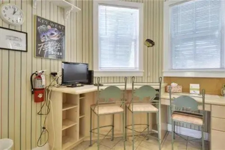 Room 7 of 13