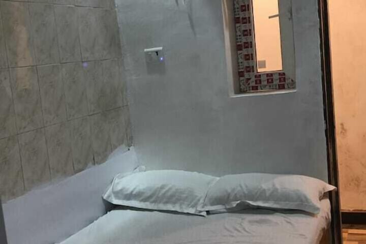 Room 4 of 76