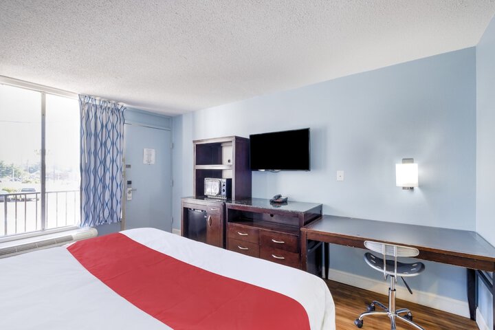 1 King Bed (1 of 7)