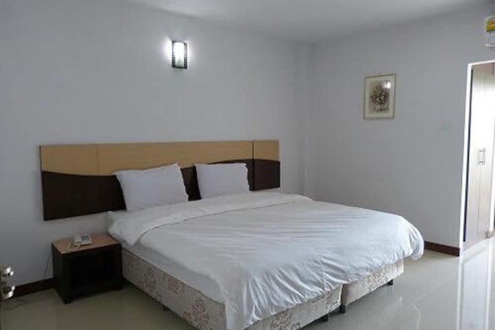 Room 8 of 18