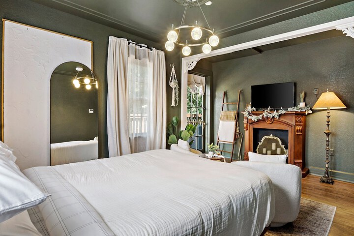 Room 32 of 70