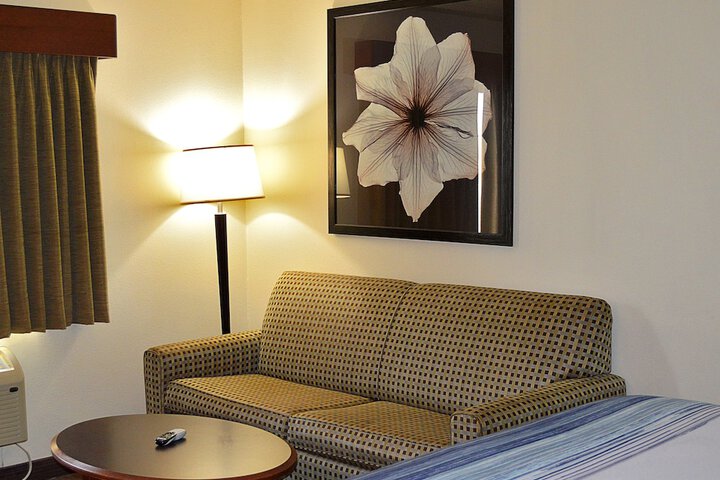 1 King Bed (2 of 13)
