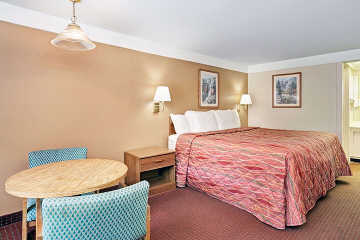 1 King Bed | (2 of 7)