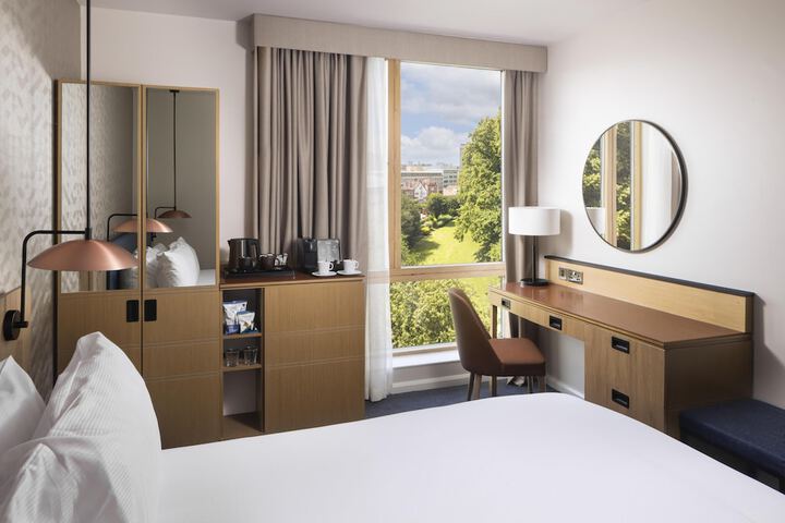 Room 32 of 62