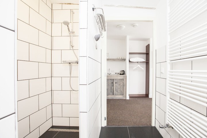 Room 32 of 64