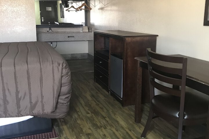 Basic Single 2 Double Beds (5 of 17)