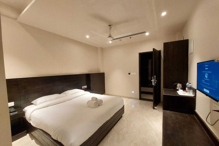 Room 5 of 8