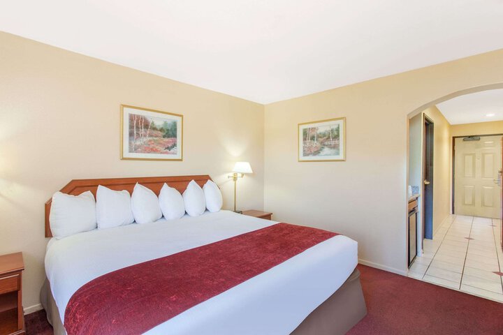 1 King Bed (2 of 8)
