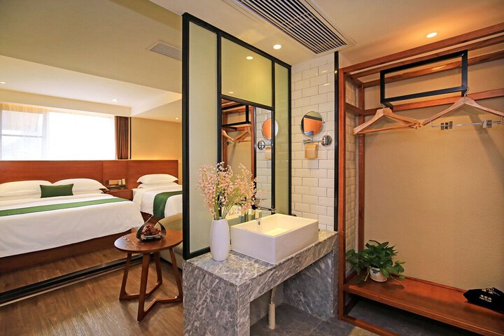 Room 21 of 46