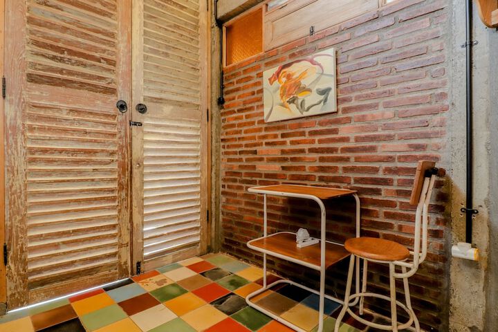 Room 6 of 28