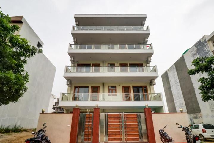 OYO 82311 Hotel Holy House