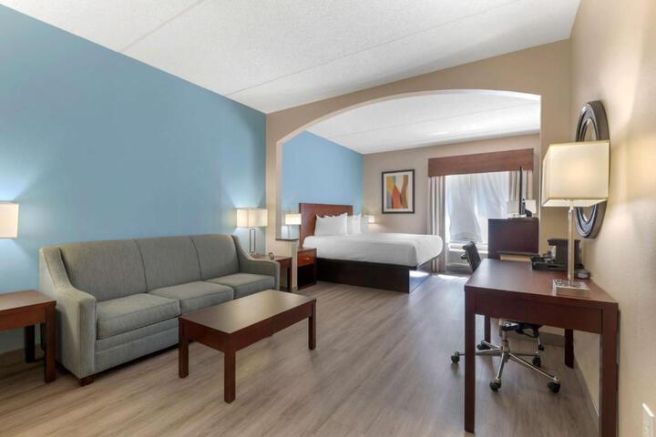 Suite 2 Queen Beds Sofa Bed Flat Screen Television High Speed Internet Accessible Microwave (18 of 23)