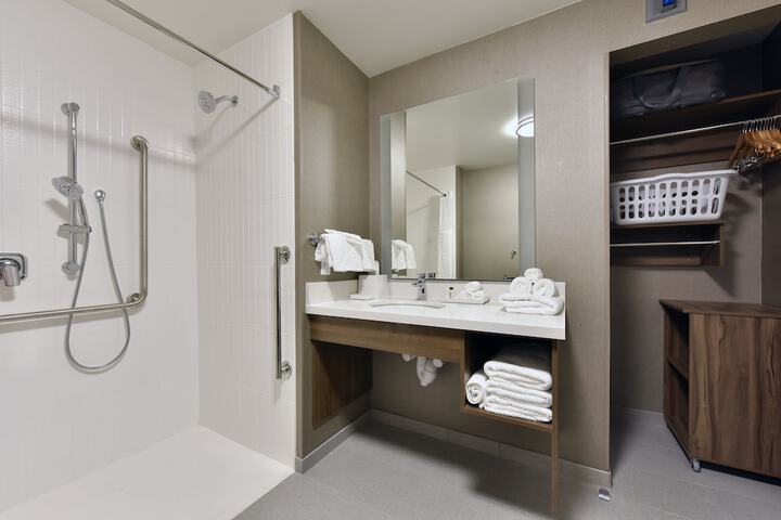 2 Queen 1 Bedroom Suite Mobility Accessible Roll Shower (12 of 29)