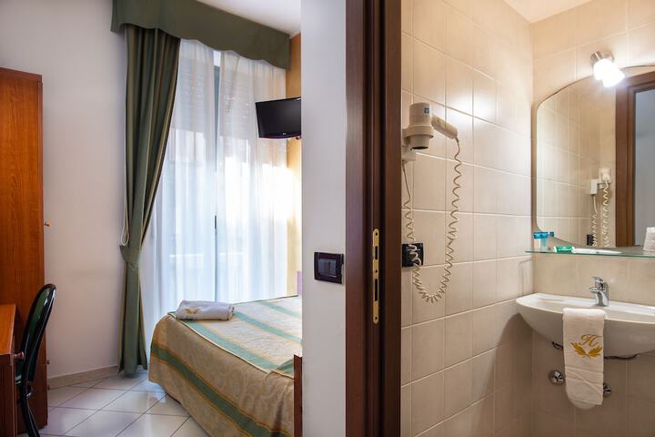 Room 4 of 33