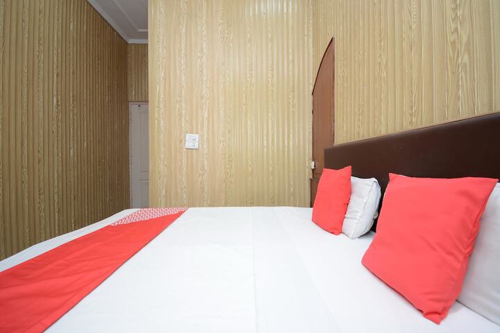 Room 4 of 8