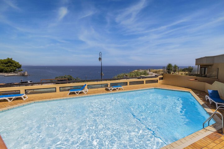 Hotel Pool