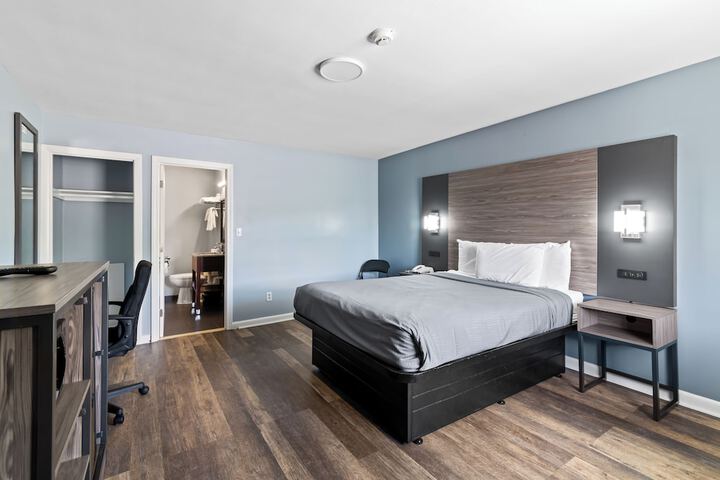 1 Queen Bed (11 of 12)