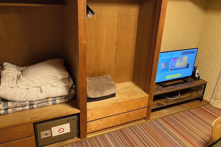Room 6 of 18